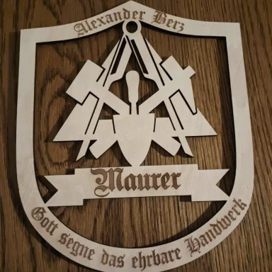 Wappen mit Maurerwerkzeugen und dem Spruch "Gott segne das ehrbare Handwerk".