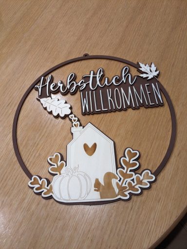 Herbstliches Willkommensschild mit Haus, Blatt, Kürbis und Eicheln.