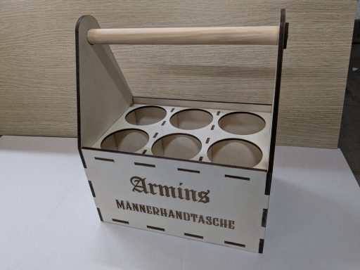 Holzkiste mit Griff und sechs runden Fächern, graviert mit "Armins" und "Markenrandtasche".